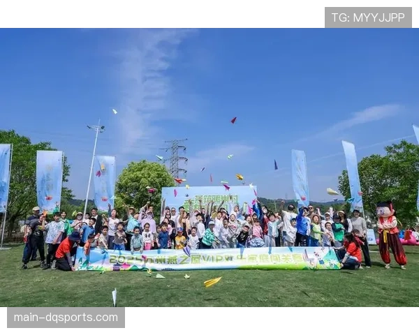 新加坡举办“企业家庭日”慢投垒球赛，吸引逾千名员工及家属参与