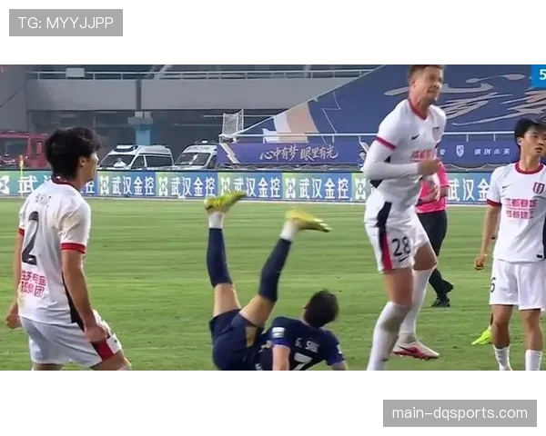 成都蓉城半场0-1落后云南玉昆，克莱伯头球破门